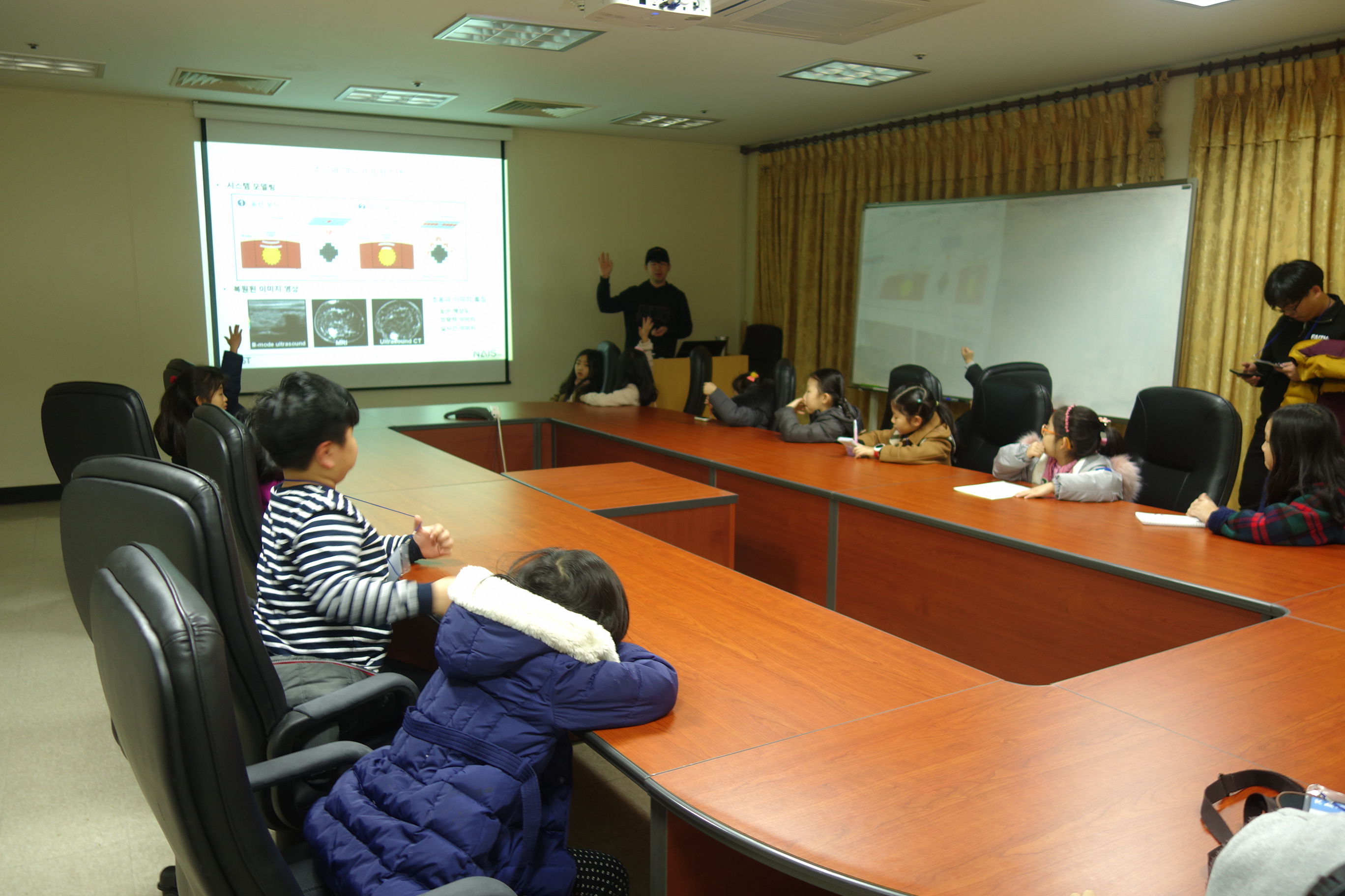 2018년 학교공헌사업 카이스트탐방과 진로멘토링 랩탐방 (5).JPG